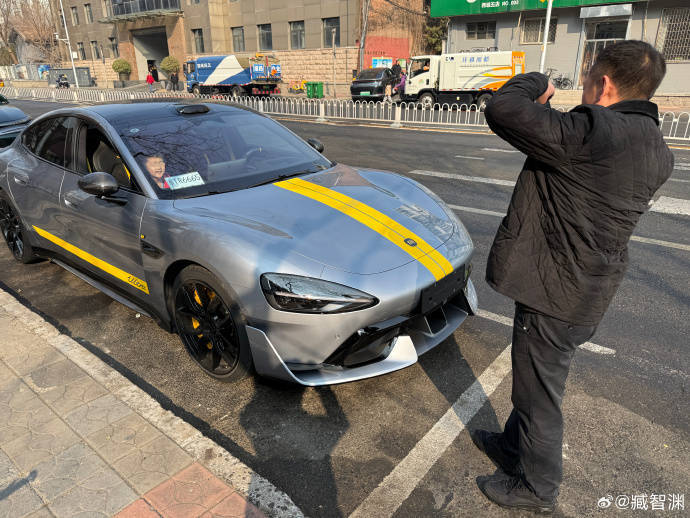 小孩哥下樓看小米SU7 Ultra<strong></p>
<p>不銹鋼板廠
</strong>，沖回家拿車模送車主:不銹鋼板廠
